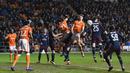 Kemelut terjadi di depan gawang Blackpool saat melawan Arsenal pada laga Piala FA di Stadion Bloomfield Road, Sabtu (5/1). Arsenal menang 3-0 atas Blackpool. (AFP/Paul Ellis)
