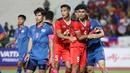 <p>Striker Timnas Indonesia U-22, Ramadhan Sananta dan Rizky Ridho Ramadhani ditempel ketat pemain Thailand pada laga final cabor sepak bola SEA Games 2023 di National Olympic Stadium, Phnom Penh, Kamboja, Selasa (16/5/2023). (Bola.com/Abdul Aziz)</p>