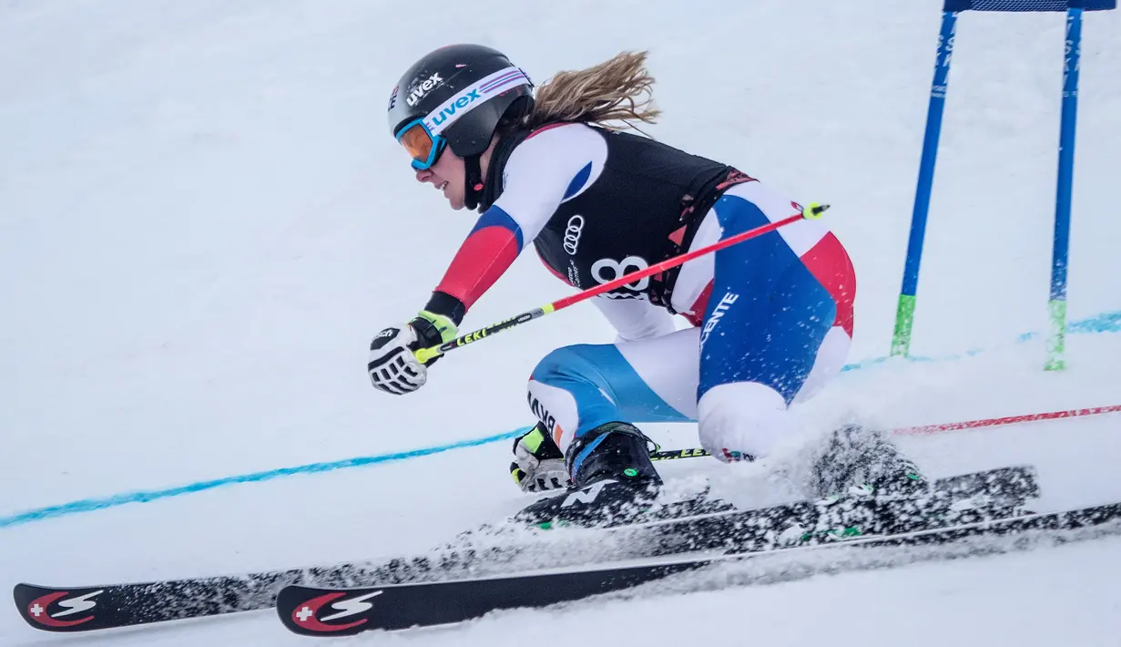 Anja Schneider dari Swiss melewati gerbang selama slalom wanita musim dingin NZ Games di Cardrona, Queenstown, Selandia Baru, (28/8).  (Iain McGregor/Winter Games NZ via AP)