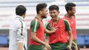 Pemain Timnas Indonesia U-22, Saddil Ramdani dan Firza Andika, becanda saat latihan di Stadion Rizal Memorial, Manila, Senin (25/11). Latihan ini persiapan jelang laga SEA Games 2019 melawan Thailand. (Bola.com/M Iqbal Ichsan)