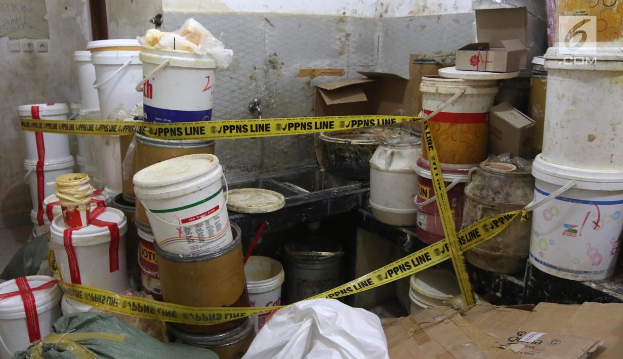 Barang bukti bahan baku kosmetik palsu di kawasan Tambora, Jakarta Barat, Selasa (15/5). Dalam penggerebekan petugas mengamankan kosmetik palsu  senilai Rp 7,4 miliar. (Liputan6.com/Arya Manggala)