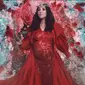 Ingin tampil beda dari foto maternity selebritas lainnya, Nindy tampil swag dan sensual dengan lipstik hitam dan gaun transparan