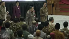 Presiden Joko Widodo bersama Ibu Negara Iriana hadiri peringatan lahirnya Pancasila di Gedung Merdeka, Bandung, Jawa Barat, (1/6/2016). Jokowi  mengenakan kemeja batik lengan panjang dan langsung menempati kursi paling depan. (Liputan6.com/Faizal Fanani)