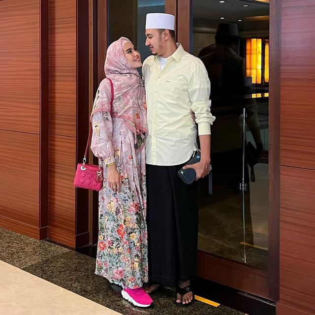 Kartika Putri dan Habib Usman bin Yahya. (Foto: Dok. Instagram @kartikaputriworld)