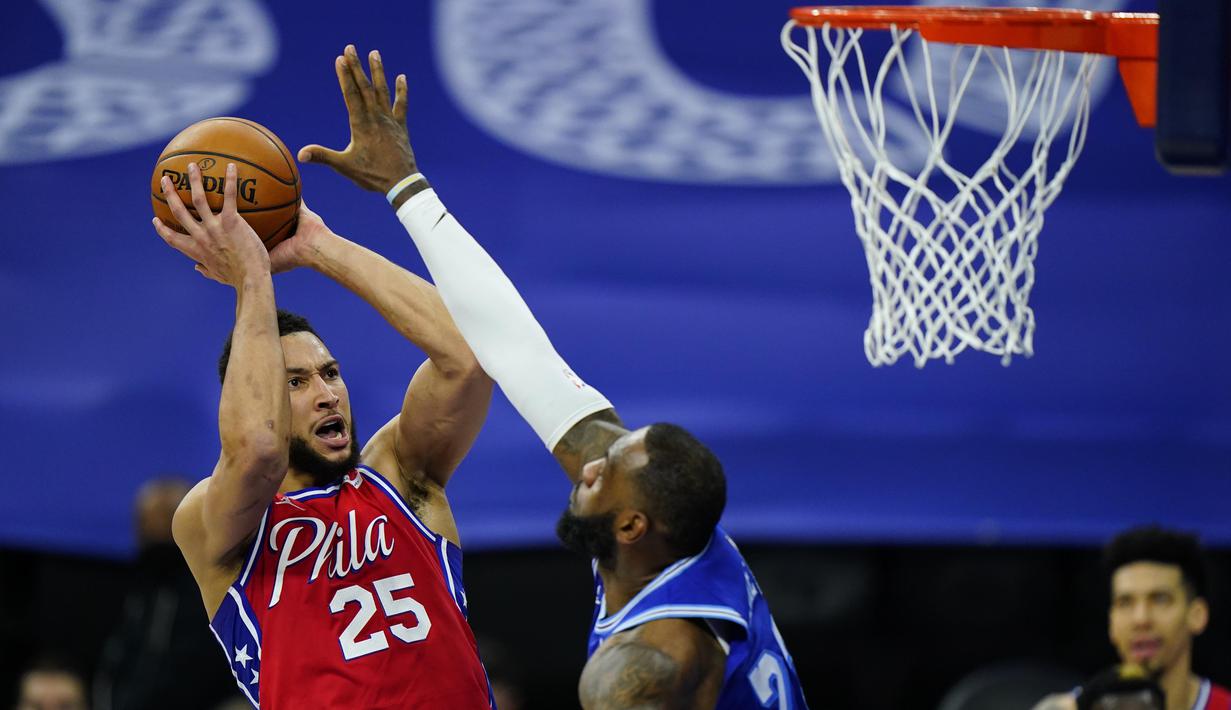 Pebasket Philadelphia 76ers, Ben Simmons (kiri) berusaha memasukan bola kedalam ring yang dijaga oleh pebasket LA Lakers, LeBron James pada laga lanjutan NBA melawan di Wells Fargo Center Arena, Philadelphia, AS, Kamis (28/1/2021). (Foto: AP Photo/Matt Slocum)
