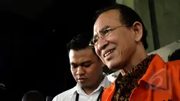 Mantan Menteri Agama Suryadharma Ali usai menjalani pemeriksaan di KPK, Jakarta, Selasa (21/4/2015). Usai diperiksa KPK, SDA irit bicara kepada pers.(Liputan6.com/Yoppy Renato)