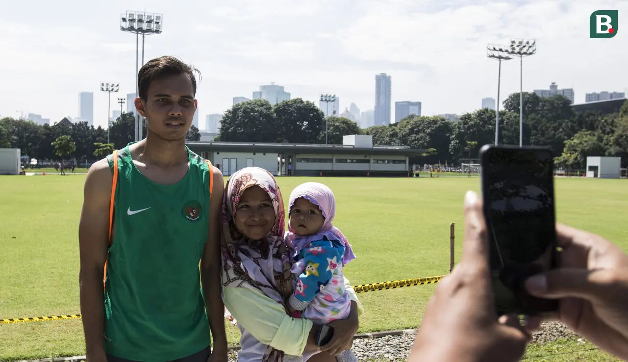 Pemain Timnas Indonesia, Rezaldi Hehanussa foto bersama warga usai latihan di Lapangan ABC Senayan, Jakarta, Minggu (18/3/2018). Latihan ini merupakan persiapan jelang laga uji coba melawan Singapura. (Bola.com/Vitalis Yogi Trisna)