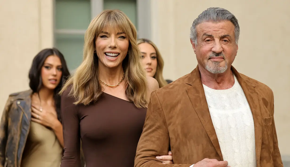 (kiri-kanan) Sistine Stallone, Jennifer Flavin, Sophia Stallone, dan Sylvester Stallone menghadiri Ralph Lauren SS23 Runway Show di The Huntington Library, Art Collections and Botanical Gardens, San Marino, California. Amerika Serikat, 13 Oktober 2022. Seorang hakim secara resmi menghentikan persidangan cerai Sylvester Stallone (76) dan Jennifer Flavin (54) minggu lalu. (Amy Sussman/Getty Images/AFP)