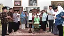 Presiden Joko Widodo (Jokowi) saat bertemu Istri Presiden Keempat Indonesia Abdurrahman Wahid (Gusdur), Sinta Nuriyah di Ciganjur, Jakarta, Jumat (7/9). Kunjungan juga untuk memperingati hari lahir Gus Dur ke-78 tahun. (Liputan6.com/HO/Biro Pers Setpres)