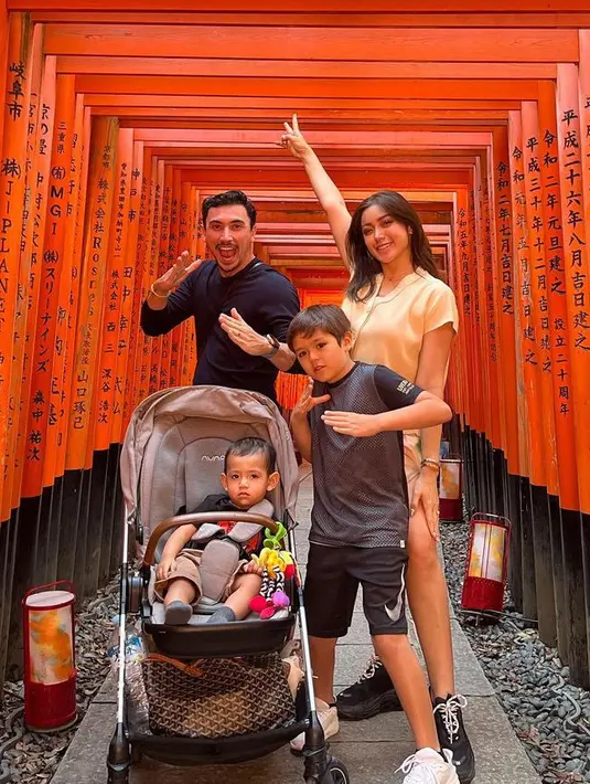 <p>Ia juga mengenakan atasan lengan pendek nude, dipadukan slit skirt bermotif coklat. [@inijedar]</p>