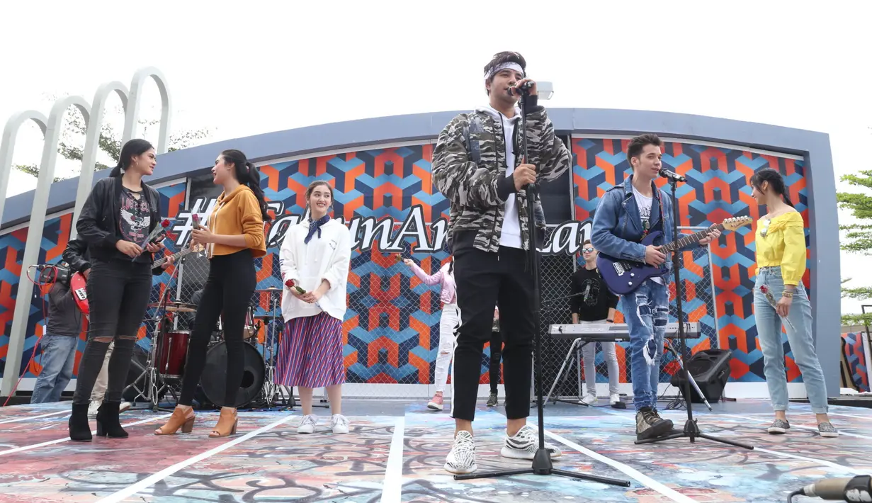 Dalam acara tersebut, para pemain Anak Langit unjuk kebolehan dalam bermusik. Ya, Stefan William, Dylan Carr, Cemal Faruk, dan Ammar Zoni naik ke atas panggung membawakan lagu Kurayu Bidadari yang dipopulerkan Al Ghazali. (Nurwahyunan/Bintang.com)
