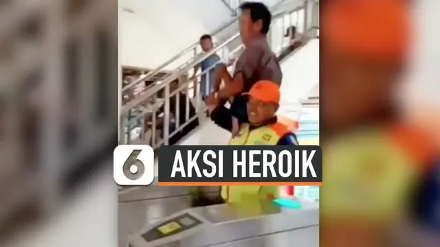 Seorang petugas stasiun kereta api, lakukan aksi heroik yang membuat warga yang melihat terharu. Ia menggendong penyandang disabilitas untuk membantu melewati pintu peron.