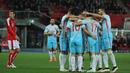 Para pemain Timnas Turki merayakan gol pertama yang dicetak Hakan Calhanoglu pada menit ke-43 ke gawang Austria pada laga persahabatan di Stadion Ernst Happel, Wina, Austria, Rabu (30/3/2016) dini hari WIB. (Bola.com/Reza Khomaini)
