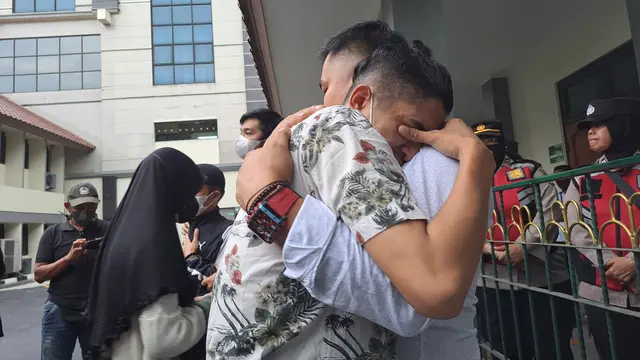 Korban penipuan investasi online Binomo Indra Kesuma alias Indra Kenz menangis histeris, usai majelis hakim memvonis Indra Kenz  di bawah tuntutan Jaksa Penuntut Umum (JPU).