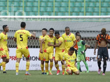 Pemain Bhayangkara FC merayakan gol yang dicetak Putu Gede ke gawang Perseru Serui pada laga Liga 1  di Stadion Patriot, Bekasi, Kamis (20/4/2017). Skor berakhir 2-1 untuk kemenangan Bhayangkara FC. (Bola.com/M Iqbal Ichsan).