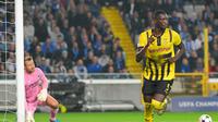 Penyerang Guinea Borussia Dortmund Sehrou Guirassy (kanan) merayakan gol ketiga timnya dari titik penalti di samping kiper Belgia Club Brugge Simon Mignolet selama pertandingan sepak bola putaran pertama hari pertama Liga Champions UEFA antara Club Brugge KV dan Borussia Dortmund di Stadion Jan Breydel di Bruges pada 18 September 2024.NICOLAS Foto: AFP/Twitter