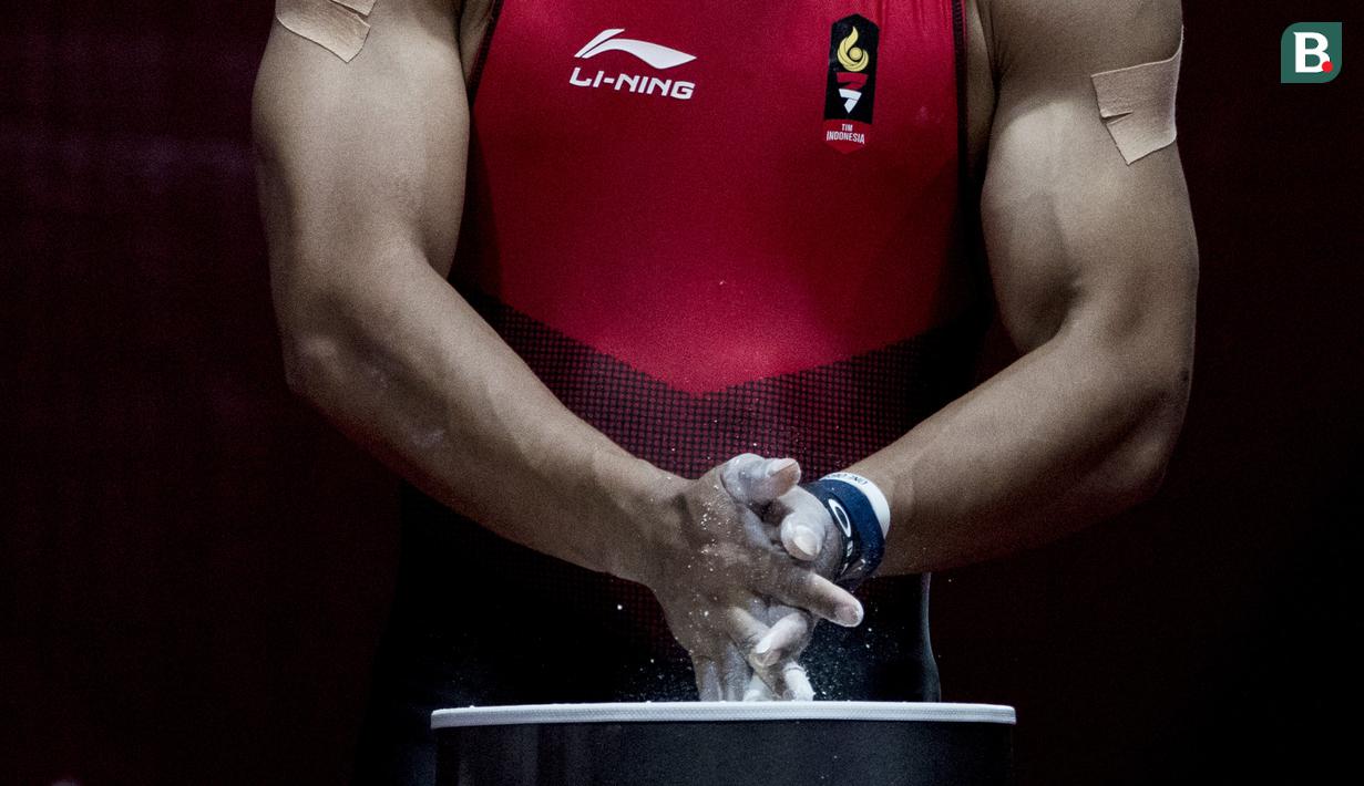 Lifter Indonesia, Deni, saat berlaga pada Asian Games di JIExpo, Jakarta, Rabu (22/8/2018). Deni memastikan lolos ke final setelah berhasil membukukan poin terbaik dengan total angkatan seberat 318 kg. (Bola.com/Vitalis Yogi Trisna)
