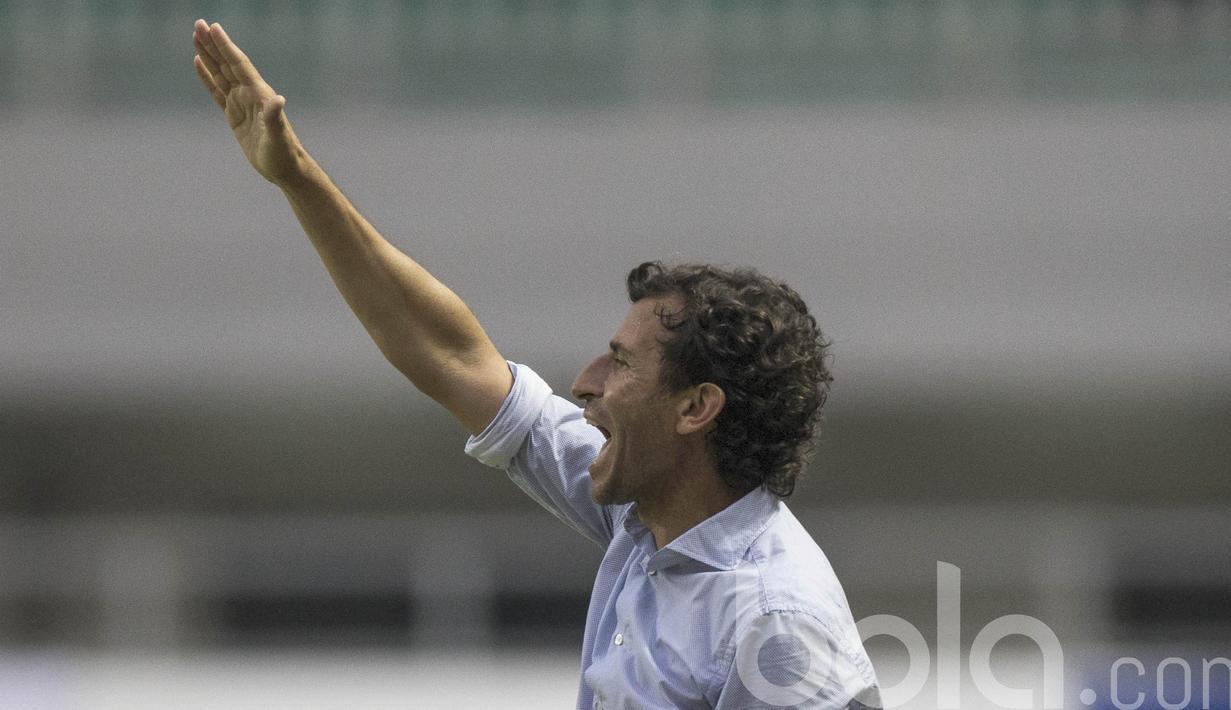 Ekspresi pelatih Timnas U-22 Indonesia, Luis Milla Aspas memberikan instruksi kepada anak asuhnya saat melawan Myanmar pada laga uji coba di Stadion Pakansari, Selasa (21/3/2017). Indonesia kalah 1-3 dari Myanmar. (Bola.com/Vitalis Yogi Trisna)