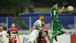 Kiper berusia 20 tahun itu mampu membuat lini serang Serdadu Tridatu gigit jari lantaran gagal mencetak sebiji gol pun di laga tersebut. (Bola.com/M Iqbal Ichsan)