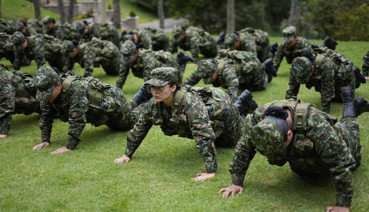 Rekrutan sukarela perempuan menghadiri program pelatihan tiga bulan di pangkalan militer di Bogota, Kolombia, Senin, 6 Maret 2023. Setelah larangan 25 tahun, tentara Kolombia sekali lagi mengizinkan wanita untuk bergabung dengan barisannya melalui dinas militer sukarela, yang merupakan persyaratan bagi pria. (AP Photo/Fernando Vergara)