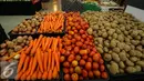Kentang,tomat, wortel dan bawang putih tersedia di upermarket, Jakarta, Jumat (19/6/2015). Berbagai jenis sayuran antara lain seperti cabai merah, kacang panjang, timun, bawang merah, mengalami kenaikan di awal bulan puasa. (Liputan6.com/Faizal Fanani)