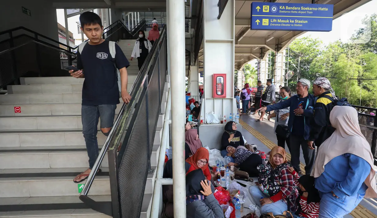 Mereka menunggu kesiapan sejumlah lokasi fasilitas pengungsian bagi warga yang menjadi korban kebakaran di permukiman padat penduduk di Kampung Bali Matraman, Manggarai, Jakarta Selatan pada Selasa (13/8/2024) dini hari. (Liputan6.com/Angga Yuniar)