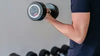 7 Alat Gym untuk Pemula yang Ingin Menaikkan Massa Otot Secara Optimal
