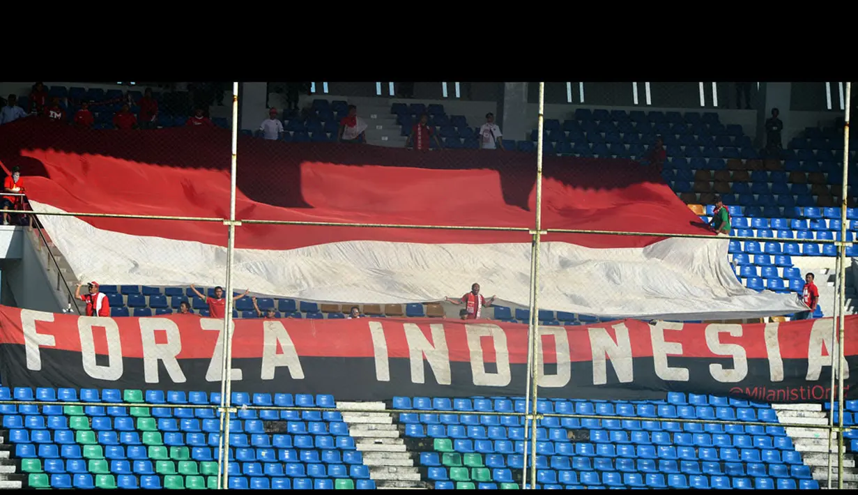 Suporter timnas U-19 Indonesia membentangkan bendera Merah Putih sebagai tanda dukungan saat pertandingan Grup B Piala Asia U-19 melawan timnas U-19 Australia di Stadion Thuwunna Youth Training Center Yangon, Myanmar, (12/10/2014). (ANTARA FOTO/Andika Wah