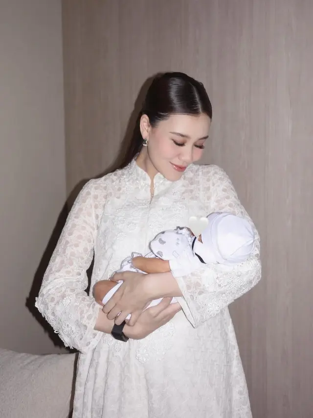 7 Inspirasi Gamis Artis di Akikah Anak 2025, Aaliyah Massaid hingga Nikita Willy