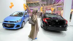 Perempuan Arab Saudi mengunjungi showroom mobil khusus wanita di kota pelabuhan Laut Merah, Jeddah, Kamis (11/1). Showroom mobil khusus wanita akhirnya dibuka menyusul pencabutan larangan kaum perempuan untuk mengemudikan kendaraan. (Amer HILABI/AFP)