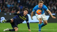Rasmus Hojlund dan Alessandro Circati berebut bola dalam laga Serie A antara Napoli vs Parma di Naples, 15 Januari 2026. (Alessandro Garofalo/LaPresse via AP)