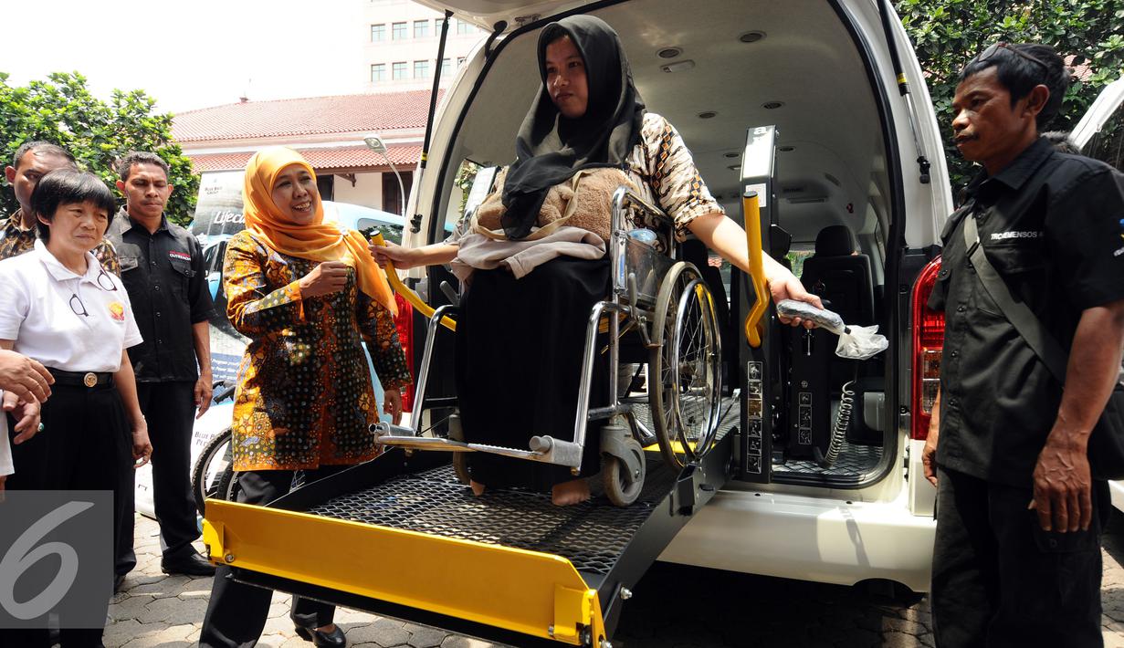 Menteri Sosial, Khofifah Indar Parawansa (berkerudung) melihat fasilitas mobil akses bagi penyandang disabiltas di Jakarta, Senin (28/12/2015). Mensos meresmikan sejumlah fasilitas penunjang bagi penyandang disabilitas. (Liputan6.com/Helmi Fithriansyah)