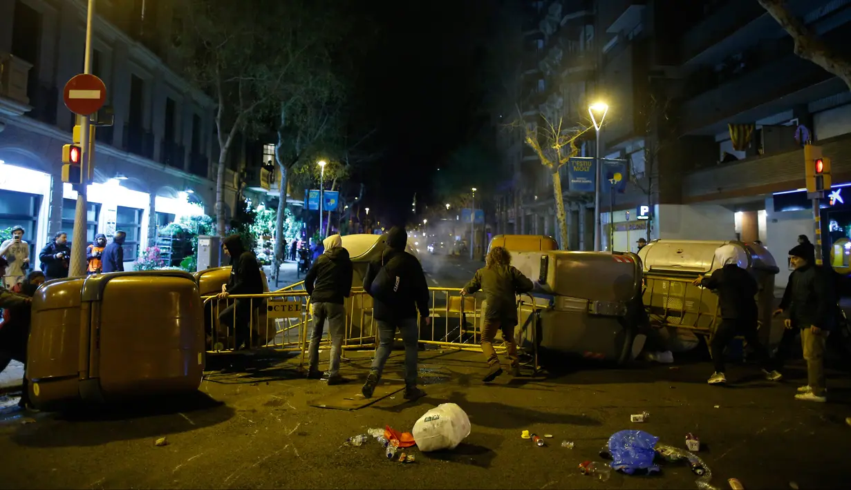 Demonstran pro kemerdekaan Catalonia memprotes penangkapan Carles Puigdemont di Barcelona, Spanyol, Minggu (25/3). Mantan pemimpin ekstrem Catalonia itu ditangkap saat akan masuk ke Jerman dari Denmark. (AP Photo/Manu Fernandez)