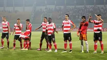 Para Pemain Madura United tengah bersiap melawan Persiba Balikpapan pada laga Torabika SC2016 di Stadion Gelora Bangkalan, Senin(13/6/2016).  (Bola.com/Nicklas Hanoatubun)