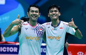 Ganda putra Indonesia Fajar Alfian/Muhammad Shohibul Fikri mengalahkan&nbsp;wakil&nbsp;tuan rumah Liang Wei Keng/Wang Chang 21-19 dan 21-17 pada semifinal&nbsp;China Open 2025 di Olympic Sports Center Gymnasium, Changzhou, Sabtu (26/7). (foto: PBSI)