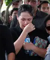 Duka mendalam dirasakan oleh orang-orang terdekat Mike Mohede. Selain orangtua, kerabat dan sahabat, duka yang sangat mendalam juga dirasakan oleh pacar Mike Mohede, Christina Maria Anderson. (Deki Prayoga/Bintang.com)