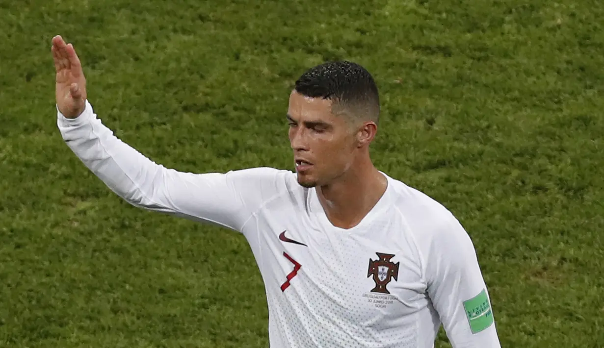 Cristiano Ronaldo menyapa fans saat menuju ruang ganti usai timnya kalah dari Uruguay pada laga 16 besar Piala Dunia 2018 di Fisht Stadium, Sochi, Rusia, (30/6/2018). Portugal kalah 1-2 dari Uruguay. (AP/Darko Vojinovic)