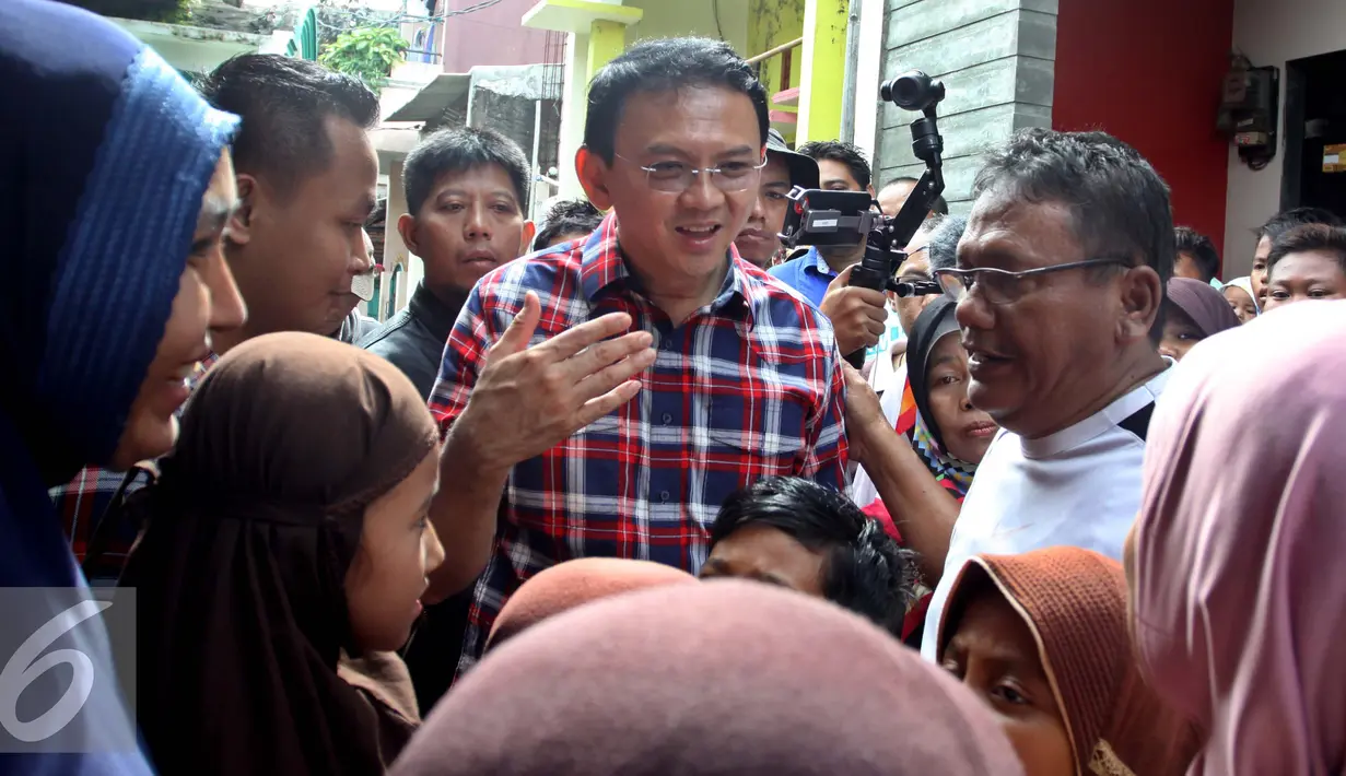 Ahok berdialog dengan warga saat blusukan di Marunda, Cilincing, Jakarta, Rabu (2/1). Sebaliknya warga meminta Ahok untuk mempercepat pembangunan tanggul agar tidak banjir saat Rob datang. (Liputan6.com/Gempur M. Surya)
