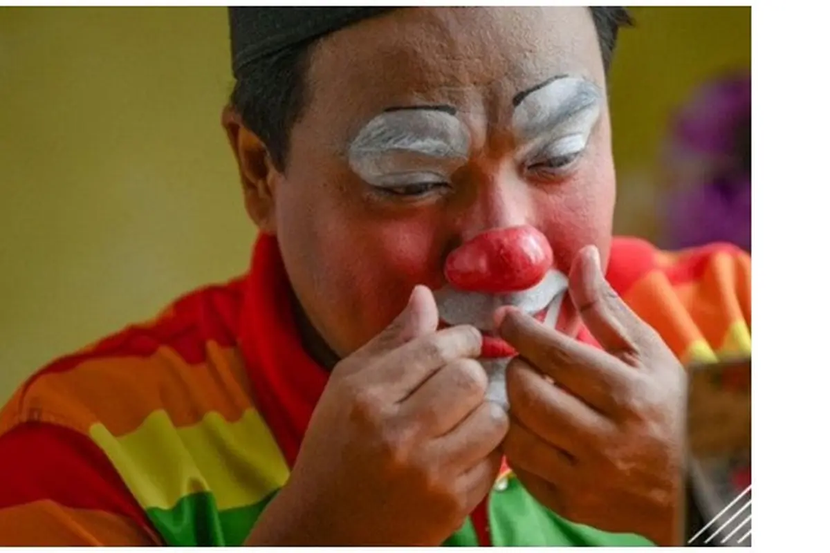 Kisah Pria Tawarkan Jasa Sanitasi Rumah Pakai Kostum Badut Ini Bikin Haru