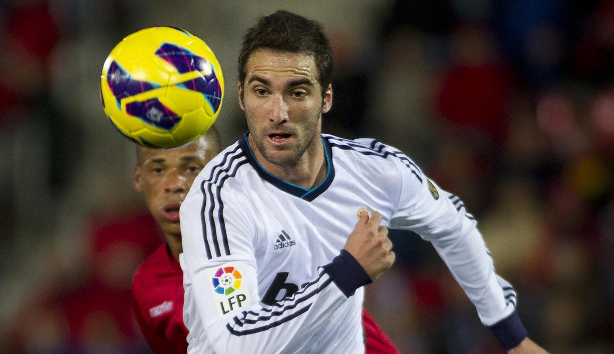 Gonzalo Higuain. Striker asal Argentina ini didatangkan Real Madrid dari River Plate pada tengah musim 2006/2007. Selama total 7 musim hingga 2012/2013 telah bermain sebanyak 264 penampilan dengan mencetak 121 gol. (AFP/Jaime Reina)