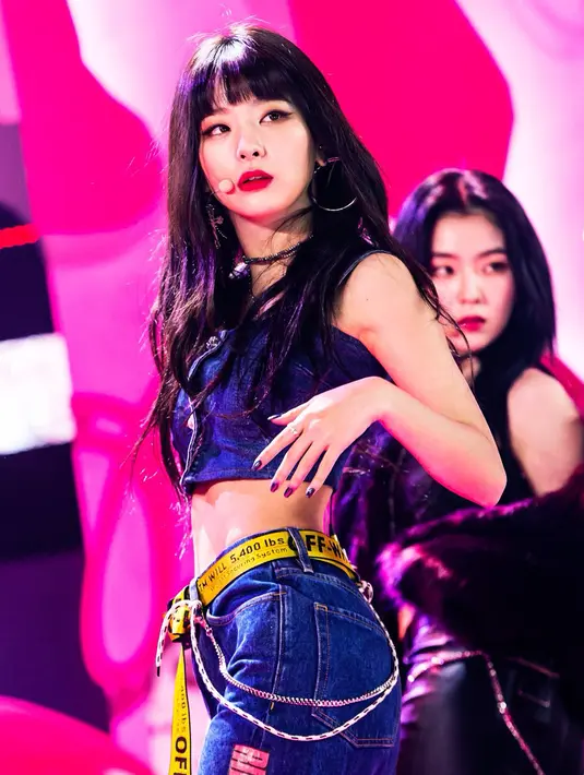 "Itu film lama, dan hanya menceritakan dua orang ngobrol selama seharian. Menurutku itu benar-benar keren," ujarnya. Seulgi pun ingin kisah cintanya nanti seperti adegan film Before Sunrise. (Foto: instagram.com/seulgiredvelvet)