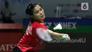 Pebulutangkis tunggal putri Indonesia, Gregoria Mariska Tunjung mengembalikan kok ke arah Han Yue (China) di babak Perempat Final Indonesia Masters 2023 di Istora Senayan, Jakarta, Jumat (27/1/2023). Gregoria menyerah dalam pertarungan panjang 1 jam 4 menit di Istora Senayan. (Liputan6.com/Helmi Fithriansyah)