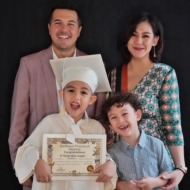 Momen Manis Sissy Priscillia dan Suami. (Sumber: Instagram/sysiio)