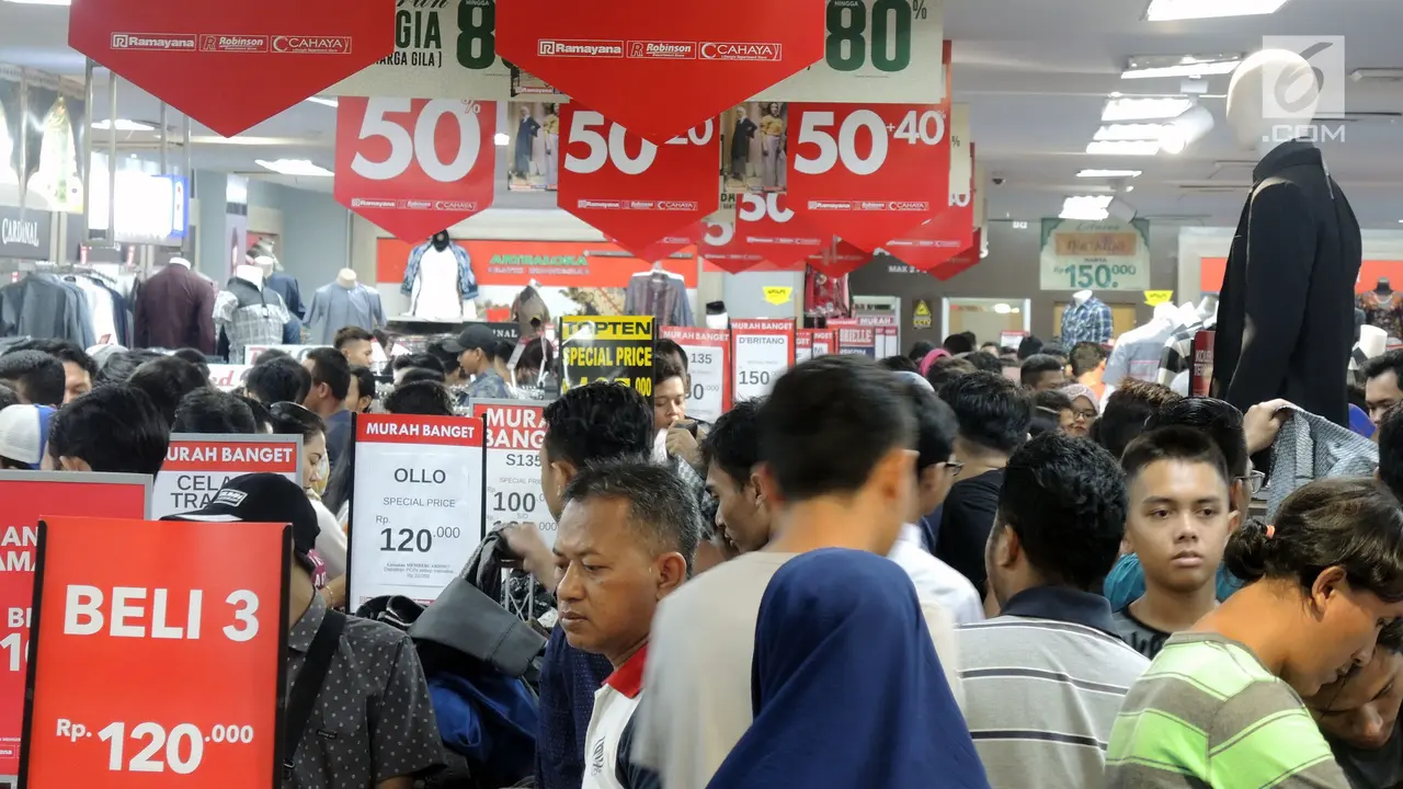 Pusat Perbelanjaan Diserbu Pengunjung