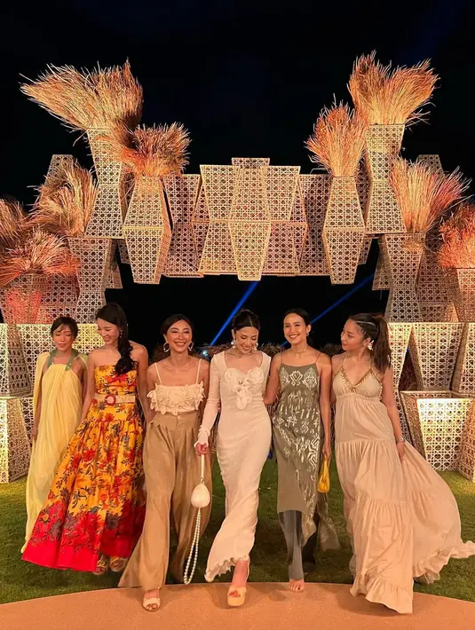 Bergaya Bohemian, kedua perempuan ini tampil dengan gaya masing-masing yang unik. [@nikitawillyofficial94]