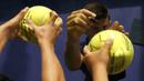 Petenis putra Serbia, Novak Djokovic, memberikan tanda tangan kepada penggemarnya seusai bertanding melawan petenis Jepang, Kei Nishikori, di perempatfinal Australia Terbuka 2016 di Melbourne Park, Australia, (26/1/2016). ( Reuters/Brandon Malone)