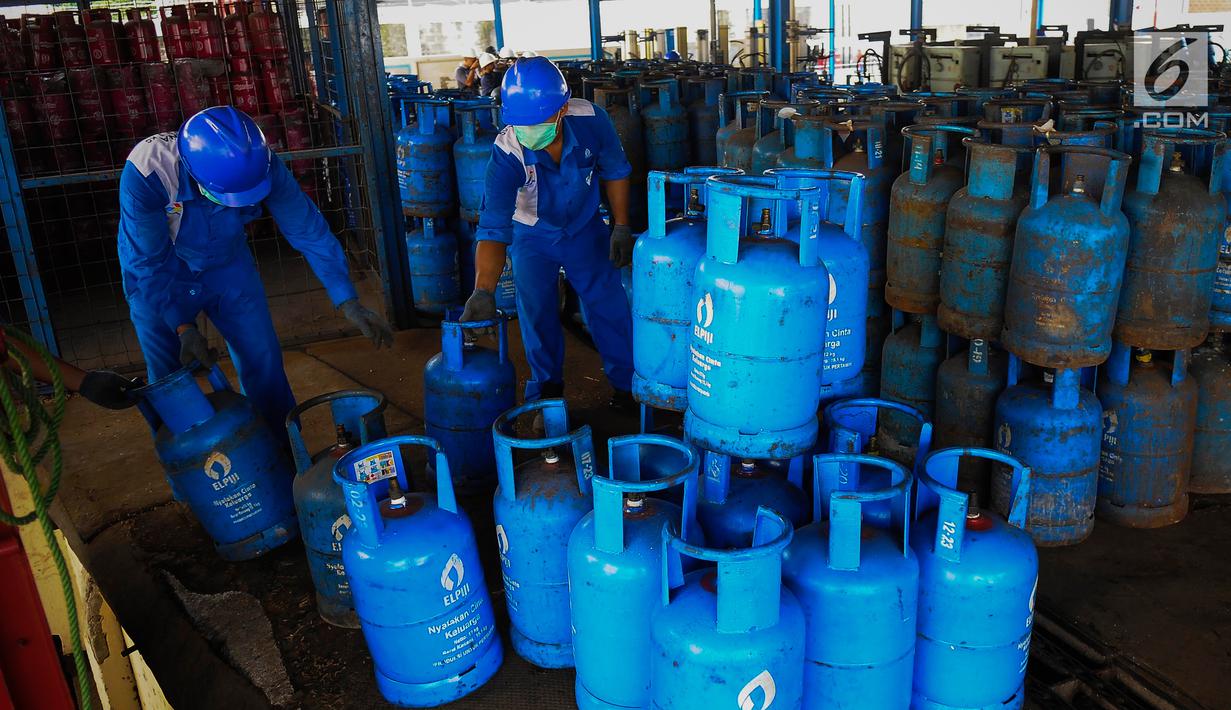 Petugas menata tabung gas 12 kg sebelum pengisian ulang di SPBE (Stasiun Pengisian Bahan Bakar Elpiji), Srengseng, Jakarta, Jumat (3/5/2019). PT Pertamina (Persero) menjamin pasokan LPG aman terkendali selama periode Ramadan hingga Lebaran dan tidak ada kenaikan harga. (Liputan6.com/Angga Yuniar)