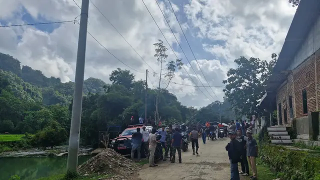 Tim Basarnas Dikerahkan di sekitar kawasan Leang-Leang, Kabupaten Maros, Sulawesi Selatan usai Pesawat ATR 400 dilaporkan hilang kontak di Maros.