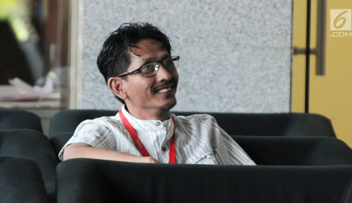 Anggota DPRD Kabupaten Bekasi Sulaeman menunggu panggilan penyidik saat akan menjalani pemeriksaan di Gedung KPK, Jakarta, Selasa (20/8/2019). Sulaeman diperiksa sebagai saksi untuk tersangka Sekda Jawa Barat Iwa Karniwa terkait dugaan suap pemberian izin proyek Meikarta. (merdeka.com/Dwi Narwoko)