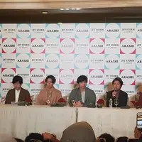 Arashi. Dari kiri: Kazunari  Ninomiya, Masaki Aiba, Jun Matsumoto, Satoshi Ohno, dan Sho Sakurai.